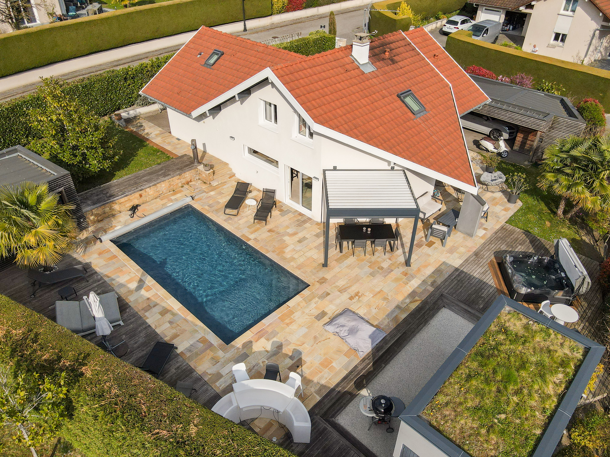 Vue aérienne d'une villa de 163 m² avec piscine vendue à Épagny